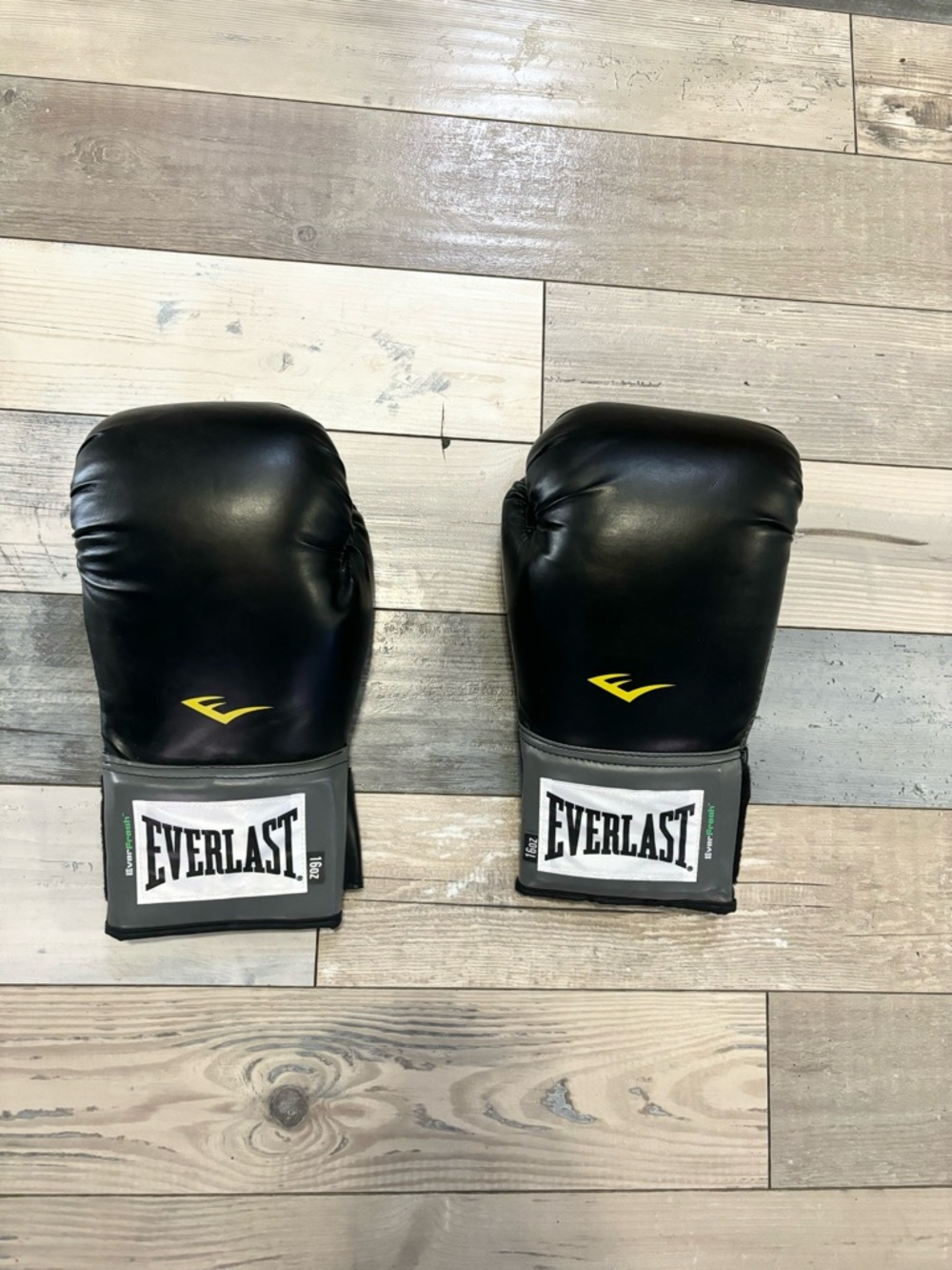 EVERLAST Pro Style Training Gloves In Black 16Oz